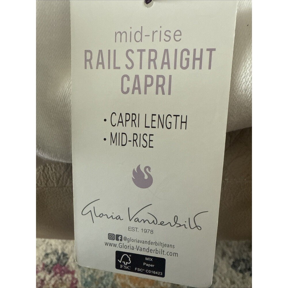 NWT Gloria Vanderbilt White Denim Rail Straight Mid Rise Capris Sz 12 Slimming - Picture 2 of 5